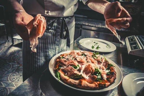 Geleneksel İtalyan pizza hazırlama — Stok fotoğraf