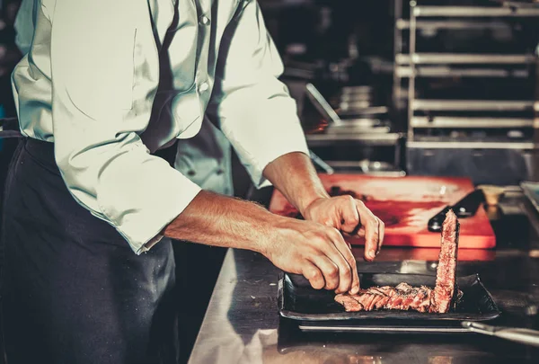 Chef ocupado en el trabajo en la cocina del restaurante — Foto de Stock