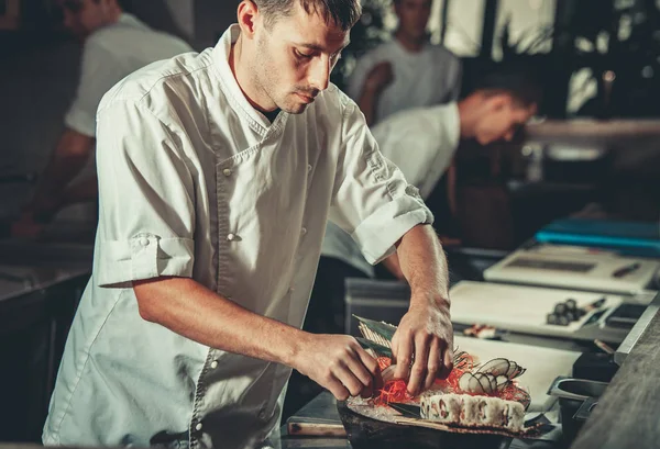 Chef impegnato al lavoro nella cucina del ristorante — Foto Stock