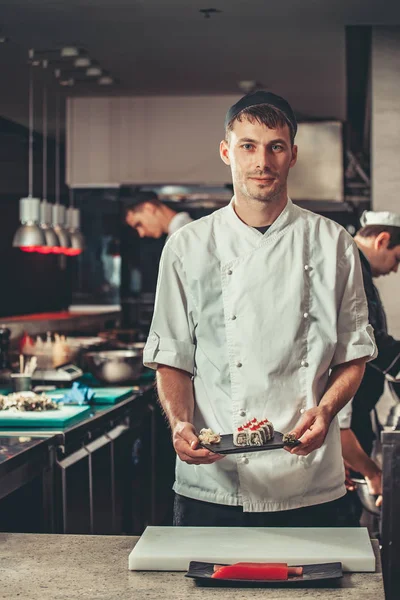 Preparazione di sushi in cucina ristorante — Foto Stock