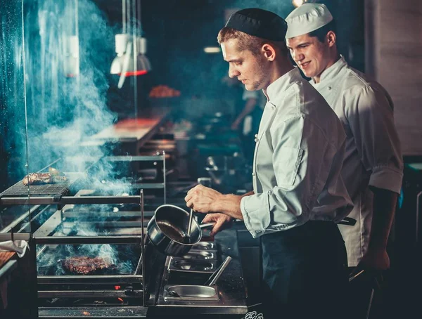 Zubereitung von traditionellem Rindersteak — Stockfoto