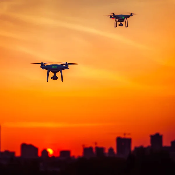 Drone dwa śmigłowce quad z wysokiej rozdzielczości kamery cyfrowej — Zdjęcie stockowe