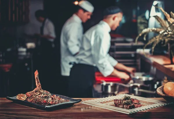 Zubereitung von traditionellem Rindersteak — Stockfoto