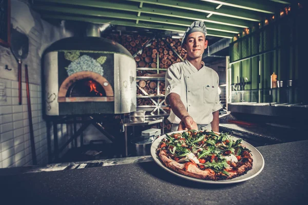 Preparación de pizza italiana tradicional — Foto de Stock