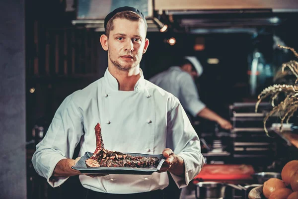 Zubereitung von traditionellem Rindersteak — Stockfoto