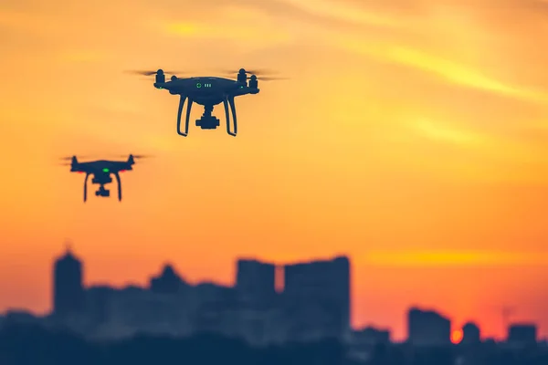 Dois modernos drones de ar de controle remoto voam com câmeras de ação — Fotografia de Stock