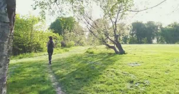 Femme courant dans le parc — Video