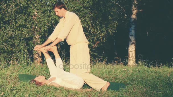 Masaje tradicional tailandés al aire libre — Vídeo de stock