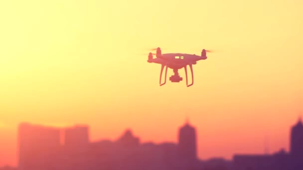 Dos drones de aire de control remoto profesionales — Vídeos de Stock