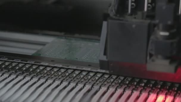 Automatisierte Produktion elektronischer Leiterplatten — Stockvideo