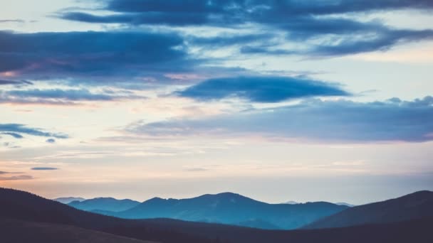 Majestuoso paisaje natural con cordillera azul — Vídeos de Stock