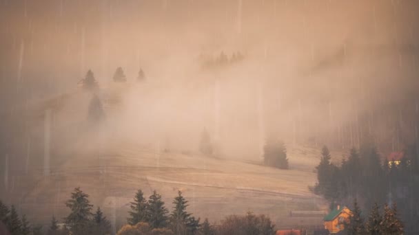 Hermoso paisaje otoñal. Misty pueblo de montaña — Vídeo de stock