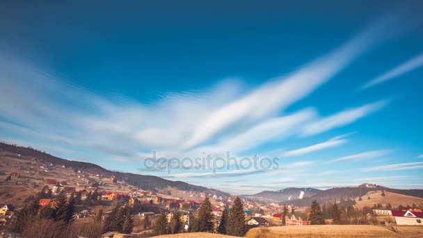 Pueblo de montaña soleado. Majestuoso paisaje natural — Vídeo de stock