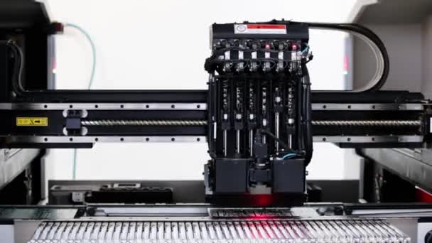 Geautomatiseerde productie van elektronische circuit bord — Stockvideo