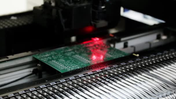 Producción automatizada de placas de circuitos electrónicos — Vídeo de stock