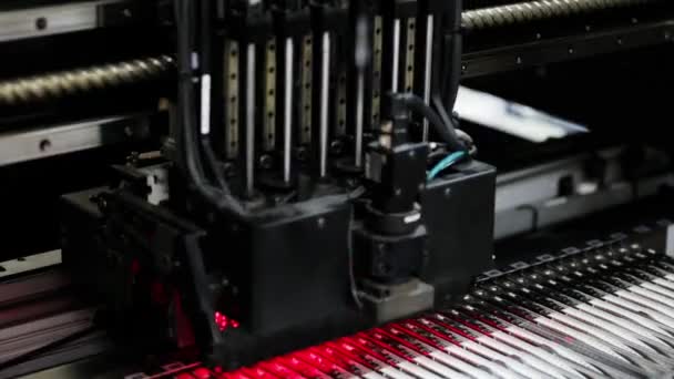 Produção automatizada de placas de circuito eletrônico — Vídeo de Stock