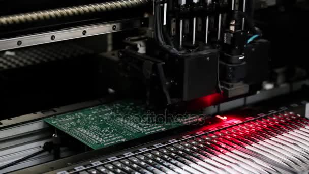 Produção automatizada de placas de circuito eletrônico — Vídeo de Stock