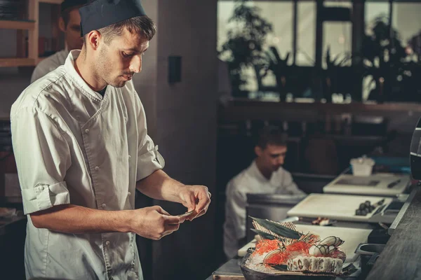 Zubereitung von Sushi in der Restaurantküche — Stockfoto