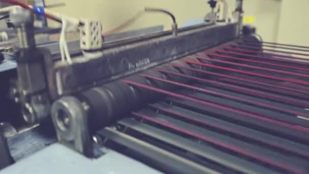 Автоматизированная линия для производства упаковки — стоковое видео