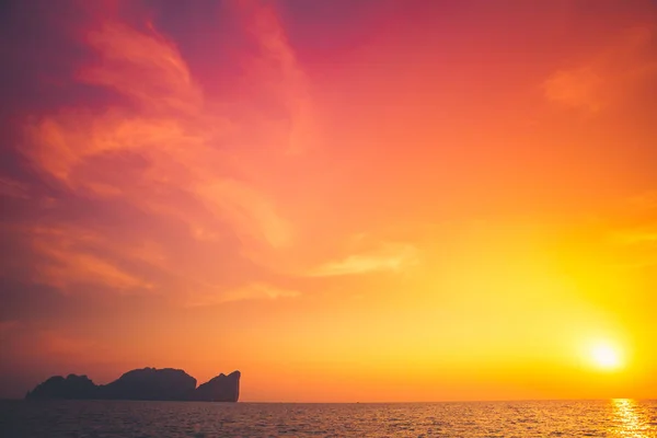 Belo pôr do sol tropical em Krabi, Tailândia — Fotografia de Stock