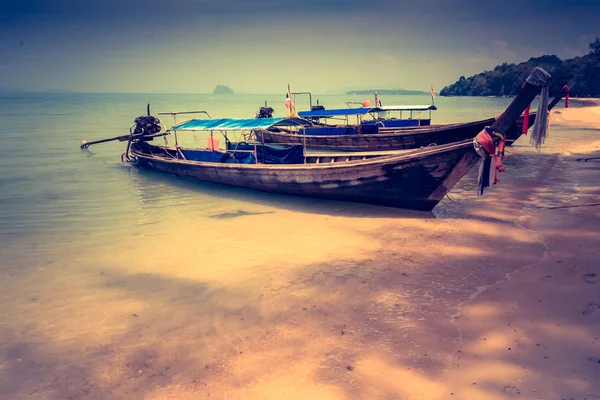 Long boat and tropical beach. Andaman Sea Thailand — Stock Photo, Image