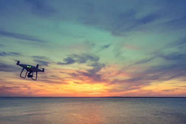 Sylwetka copter Drone Quad latający w niebo — Zdjęcie stockowe