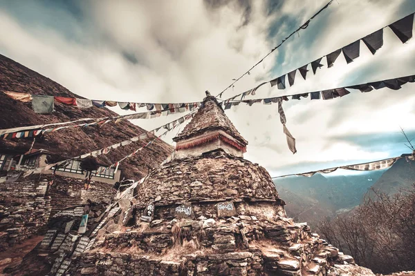 Prayer flags and buddhist stupa on trekking route — Stock Photo, Image