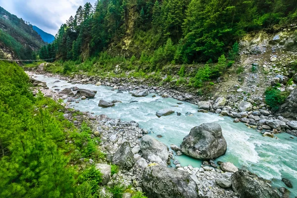 Bergtal. schöne Flusslandschaft — Stockfoto