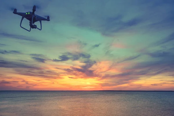 Drone w niebo zachód słońca — Zdjęcie stockowe