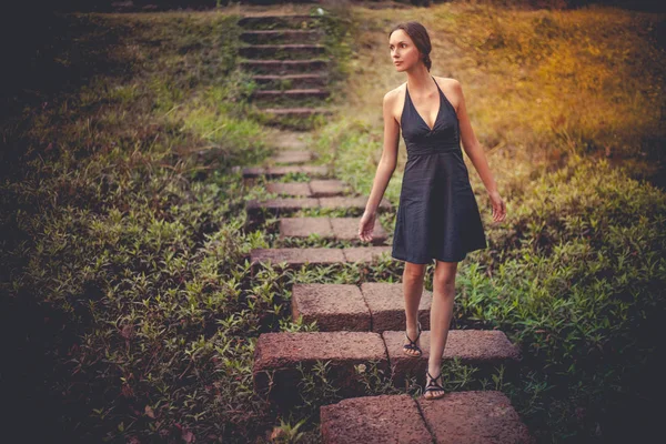 Mutlu güzel genç kız merdivenlerden aşağı yürüyüş — Stok fotoğraf