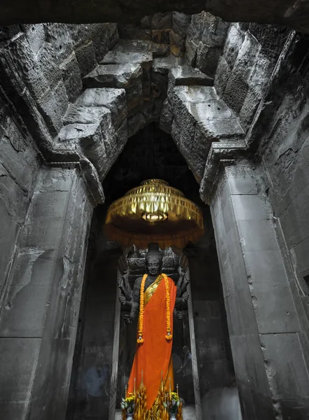 Buddha-Statue im Schrein mit Weihrauch, Opfergaben — Stockfoto