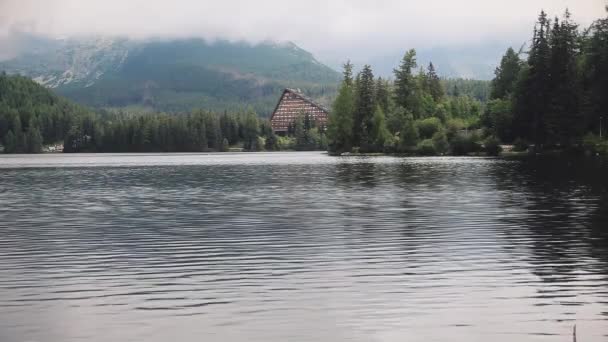 Fantastische bergmeer in hoge Tatra, Slowakije — Stockvideo