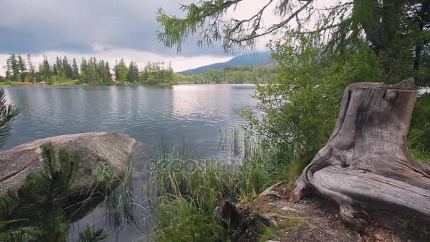 Fantasztikus hegyi tó a Magas-Tátra, Szlovákia — Stock videók