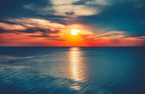 Πολύχρωμο και δραματική ηλιοβασίλεμα ωκεανό ουρανό φόντο — Φωτογραφία Αρχείου