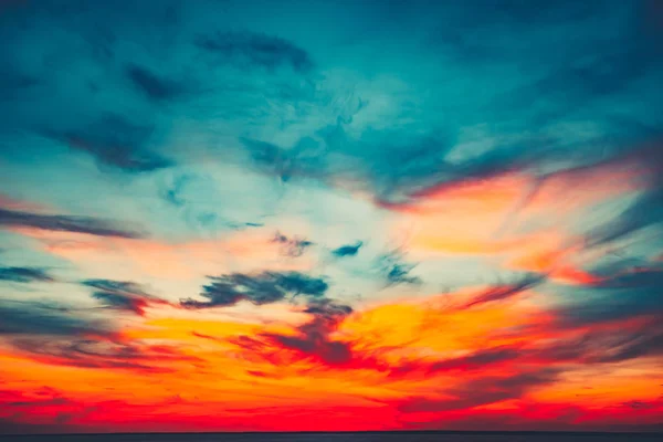 Fundo colorido e dramático do céu do por do sol — Fotografia de Stock