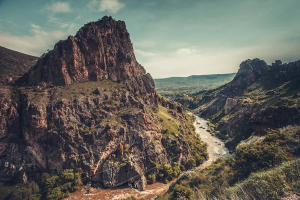 Horská řeka stream v kaňonovité údolí — Stock fotografie