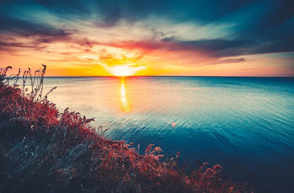 Kleurrijke en dramatische Sunset Sky oceaan achtergrond — Stockfoto