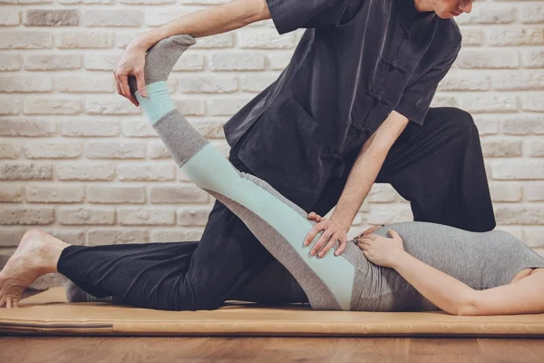 Thai stretch massage images libres de droit, photos de Thai stretch massage | Depositphotos