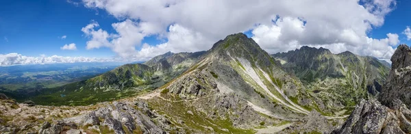 Dağ taş aralığı tepe mavi bulutlu gökyüzü karşı — Stok fotoğraf