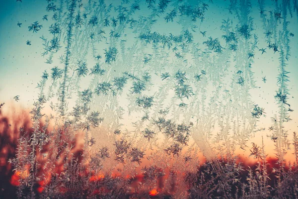 Frosty patroon op glas bij zonsondergang of zonsopgang — Stockfoto