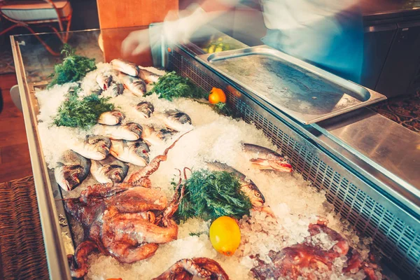 Verschiedene Meeresfrüchte in den Regalen des Fischmarktes — Stockfoto