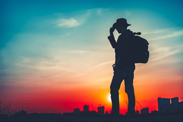 Concetto di viaggio. Silhouette di un uomo con zaino — Foto Stock