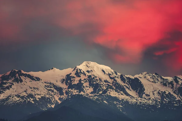 Coucher de soleil vue du soir sur le sommet enneigé de la montagne — Photo