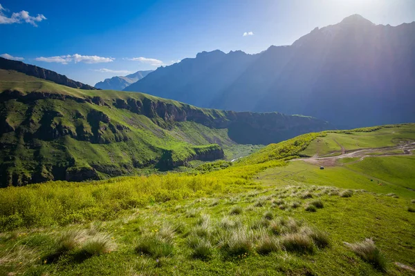 Berggrüner Hügel gegen blauen bewölkten Himmel — Stockfoto