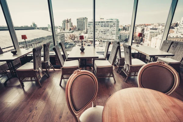 Interior moderno café simple con muebles de madera — Foto de Stock