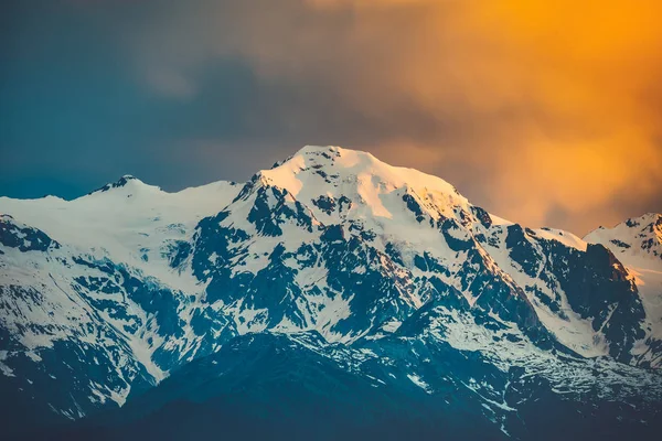 Pôr do sol vista noturna sobre o pico da montanha nevada — Fotografia de Stock