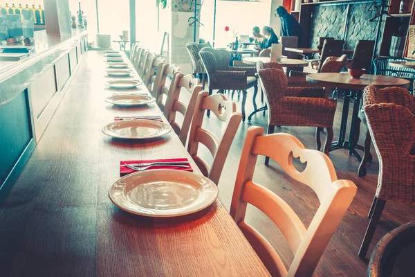 Interior moderno café simple con muebles de madera —  Fotos de Stock