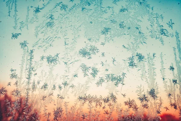 Flocos de neve azuis gelados na janela — Fotografia de Stock