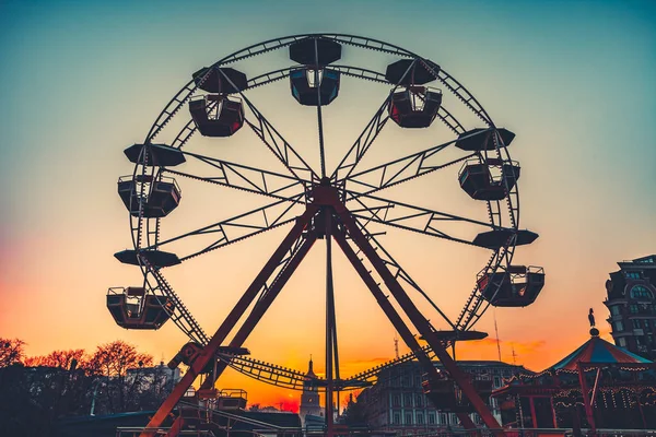 Roda gigante ao pôr do sol - atração popular do parque — Fotografia de Stock