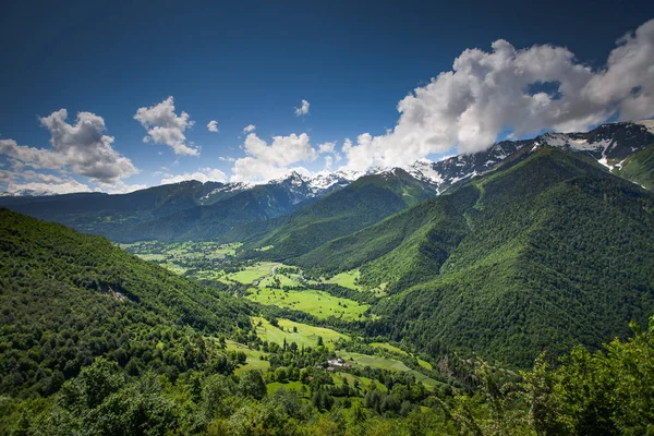 Panorama summer krajobraz z zielonego wzgórza górskie — Zdjęcie stockowe